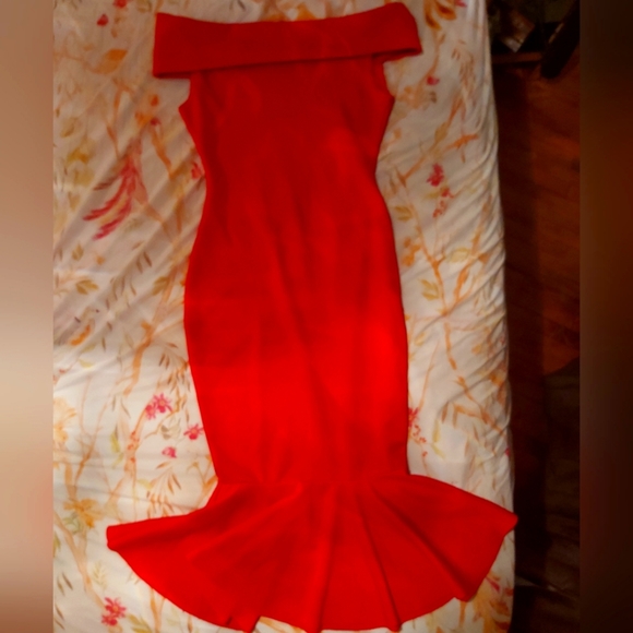 Never Before Worn Medium CHIC ME Red Mermaid Gown - Picture 2 of 2